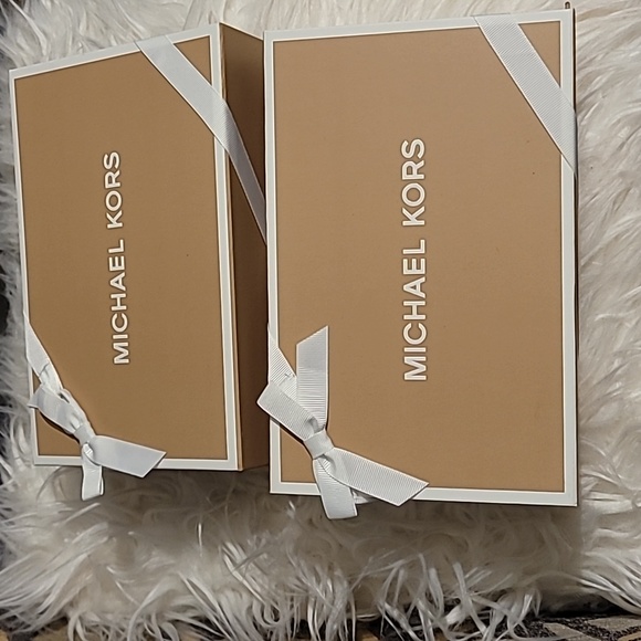 MICHAEL KORS BOXES WITH BOW AND TISSUE - Picture 2 of 2
